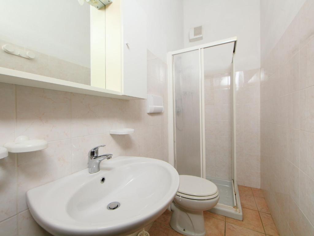 Kúpeľňa v ubytovaní Holiday Home Lo Scoiattolo n- 10 by Interhome