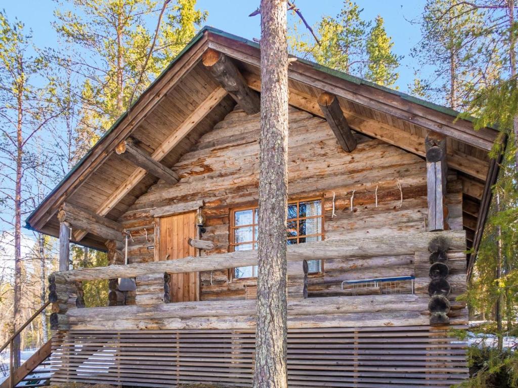 a tree house in the woods at Holiday Home Retkietappi kelopirtti by Interhome in Juuma