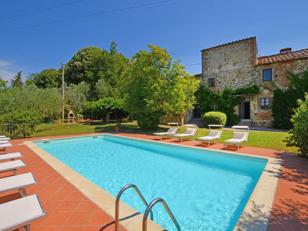 uma piscina em frente a uma casa em Holiday Home Bulleri by Interhome em San Casciano in Val di Pesa