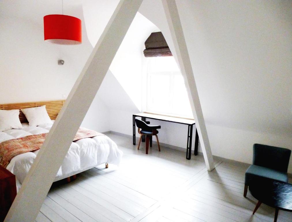 um quarto com uma cama, uma secretária e uma janela em Lille Avenue em Lille