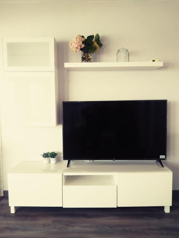 TV a/nebo společenská místnost v ubytování Playa Catedrales Village