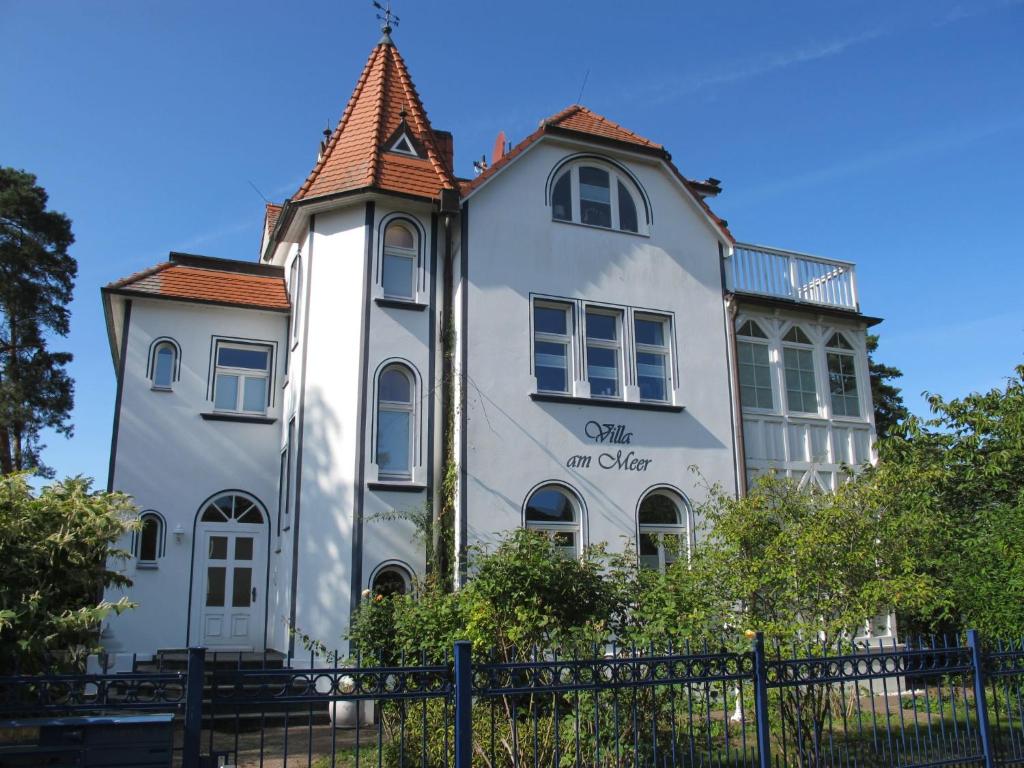 ein großes weißes Gebäude mit einem Turm in der Unterkunft Apartment Villa am Meer by Interhome in Lubmin