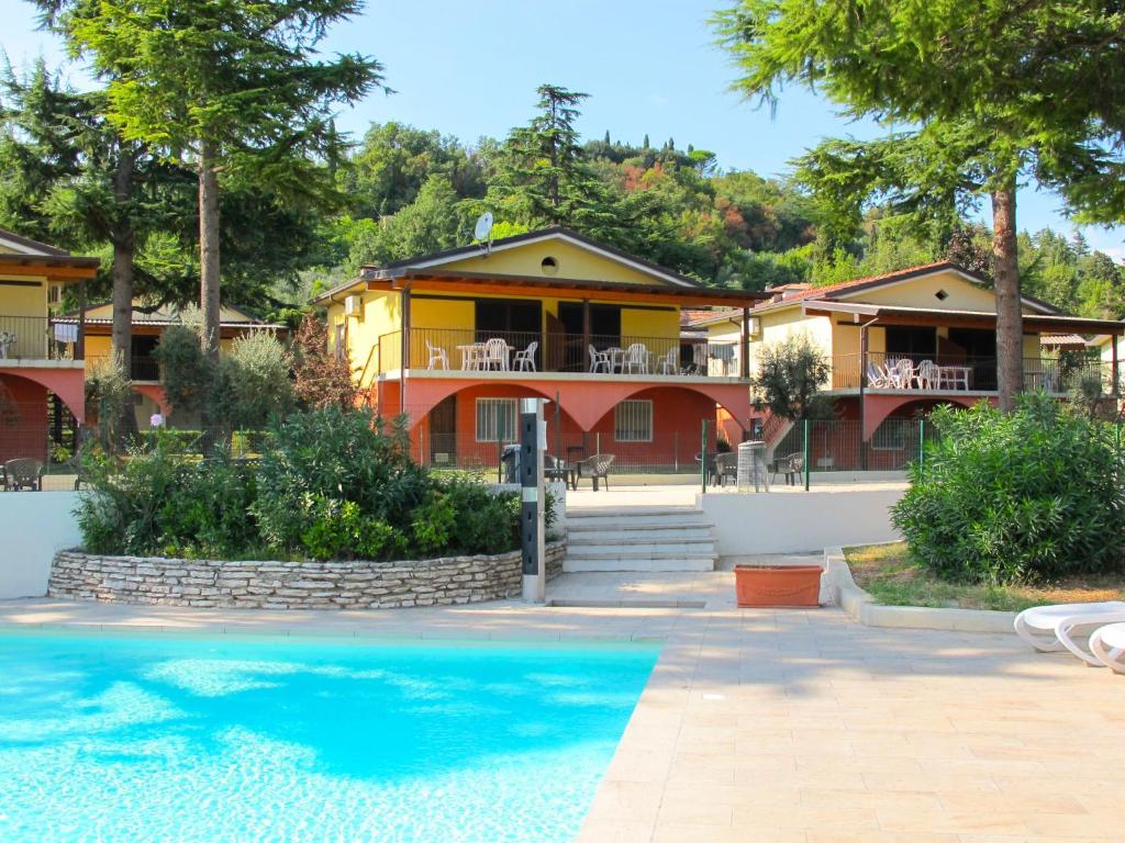 ein Haus mit Pool davor in der Unterkunft Holiday Home Villetta by Interhome in Raffa