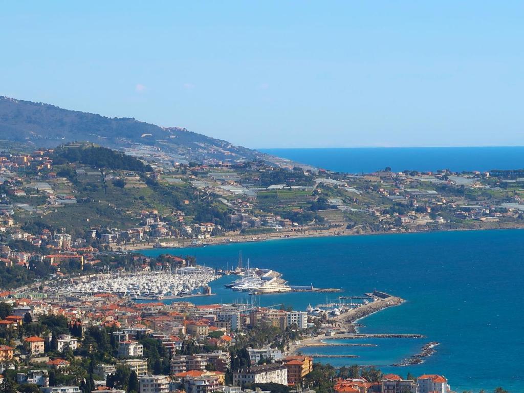 Luftblick auf eine Stadt mit Booten im Wasser in der Unterkunft Villa Col di Rodi by Interhome in Sanremo