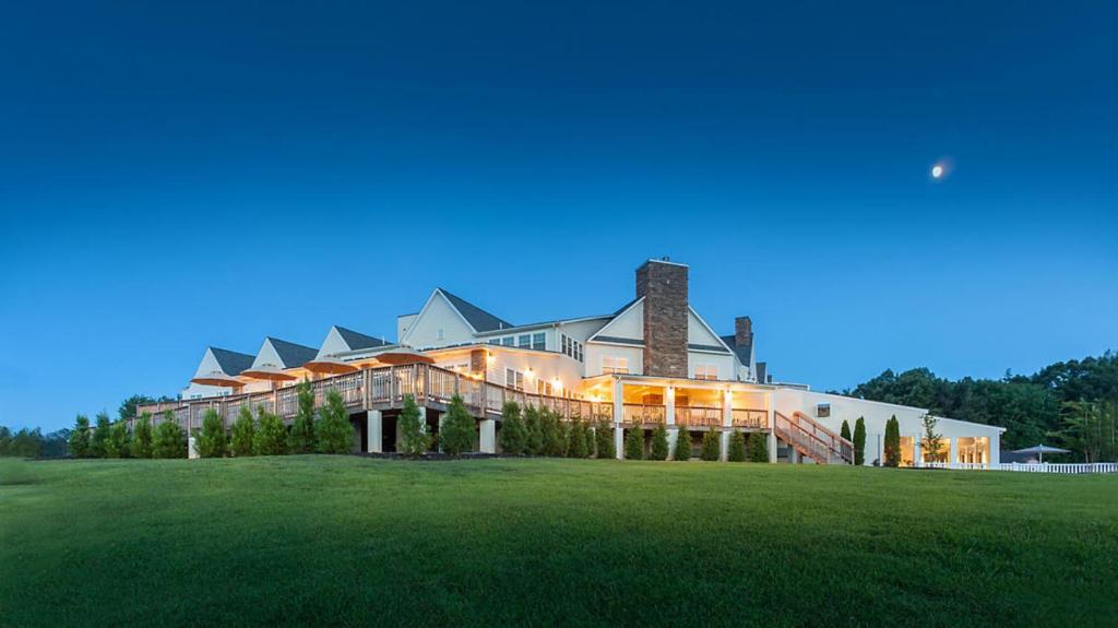 una casa grande en la cima de un exuberante campo verde en Bluegreen Vacations Shenandoah Crossing, Ascend Resort Collection, en Gordonsville
