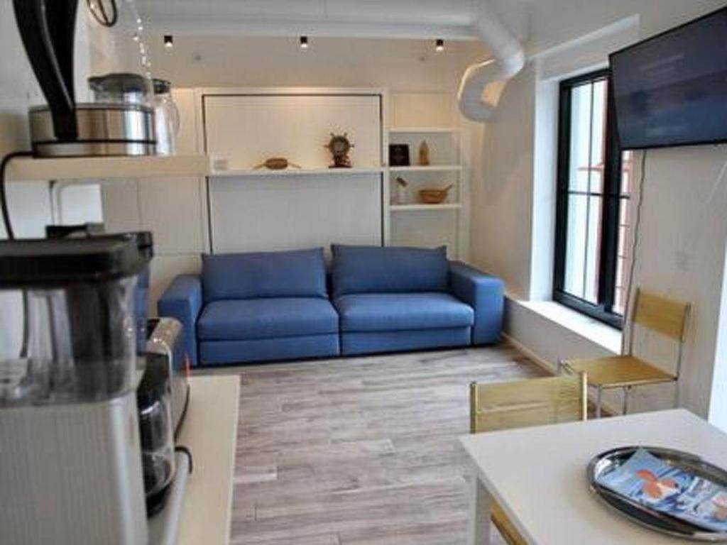 ハンコにあるHoliday Home Hanko loft by Interhomeのリビングルーム(青いソファ付)
