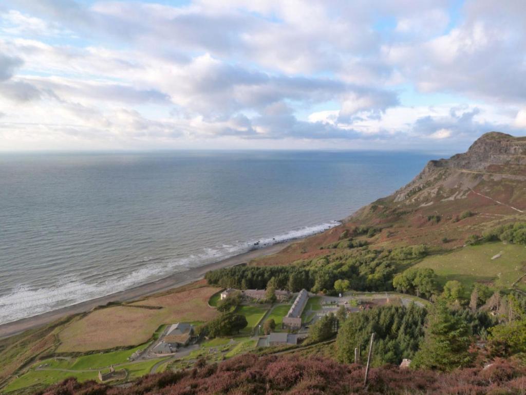 an aerial view of the ocean and a mountain at Holiday Home Dwy by Interhome in Llithfaen