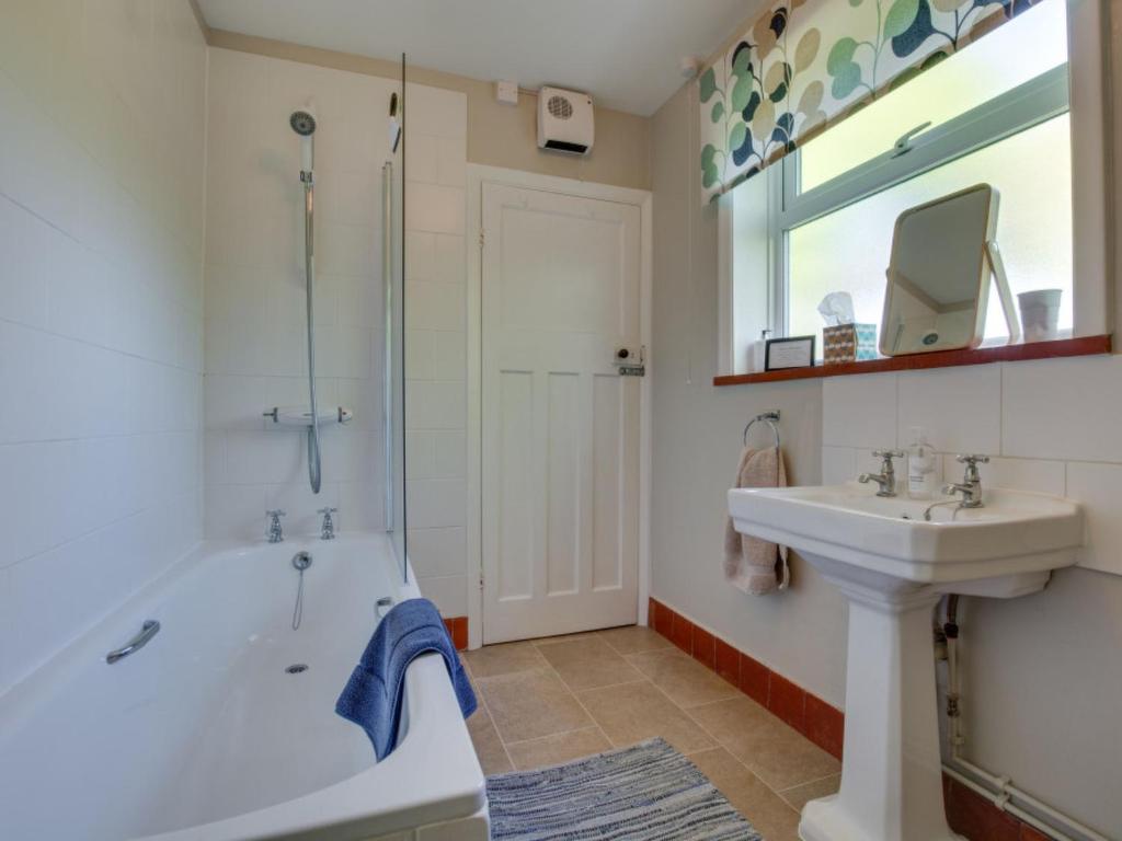 Vonios kambarys apgyvendinimo įstaigoje Holiday Home Penhill by Interhome