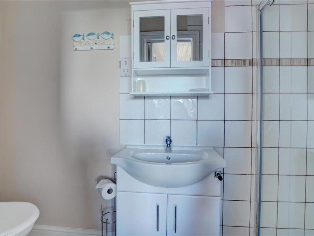 モートホーにあるApartment Croft Apartment by Interhomeの白いバスルーム(洗面台、トイレ付)