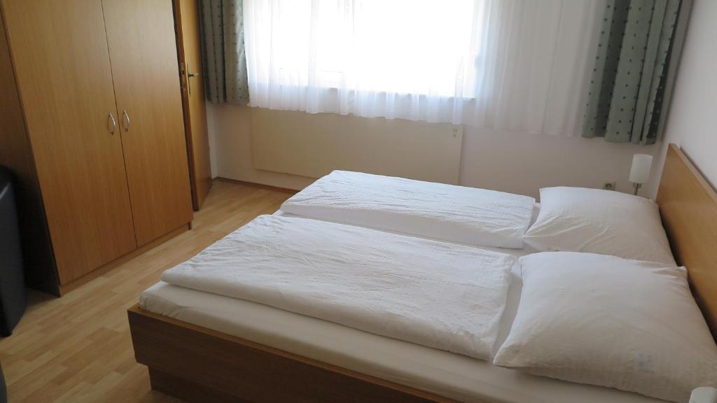 Postel nebo postele na pokoji v ubytování Gästehaus Andreas Kroiss