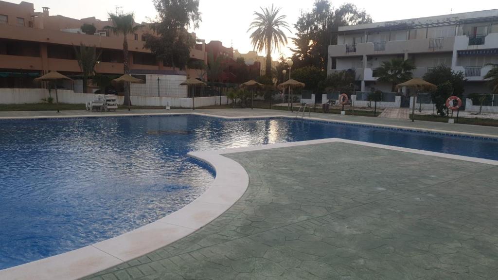una piscina frente a un edificio en Apartamento naturista Vera Playa, en Vera