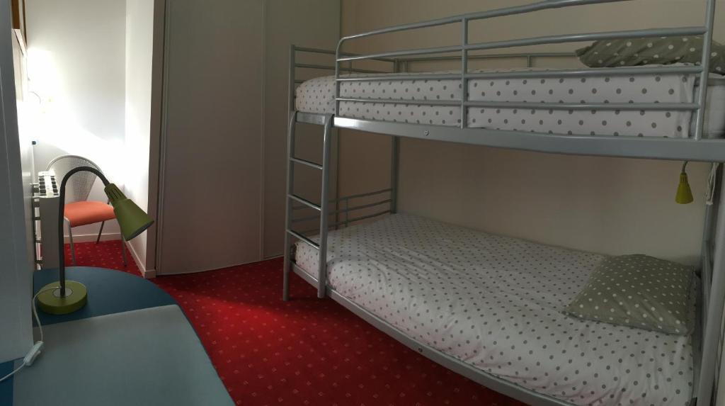 格朗維爾的住宿－La Maison des Matignon 2，一间客房内配有两张双层床的房间
