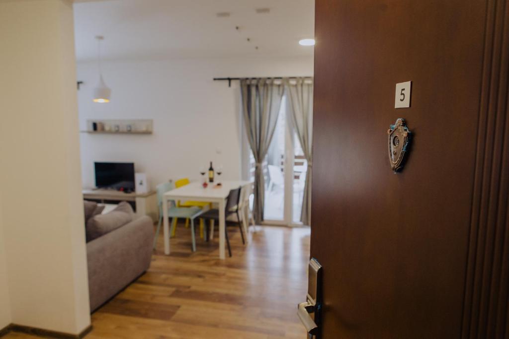 A television and/or entertainment centre at Planinsko srce