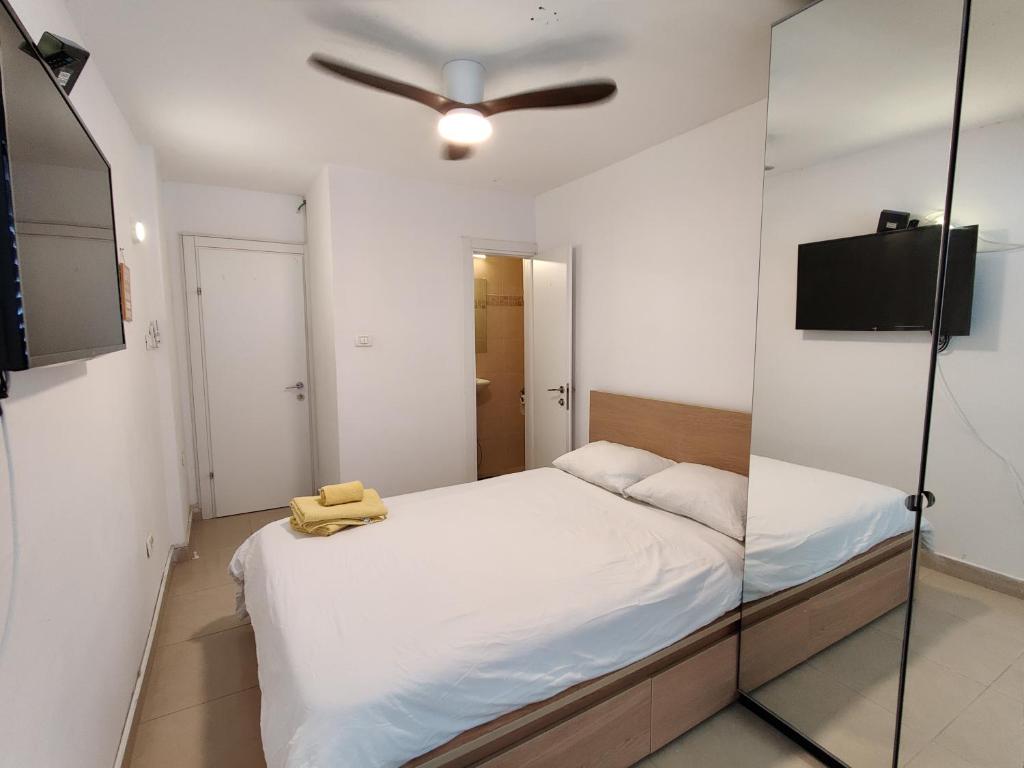 Postel nebo postele na pokoji v ubytování Dizengoff Penthouse Boutique Hostel