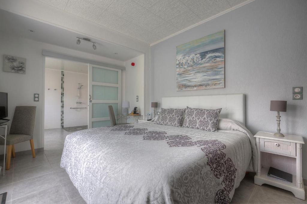 Postel nebo postele na pokoji v ubytování Hôtel Le Nautile