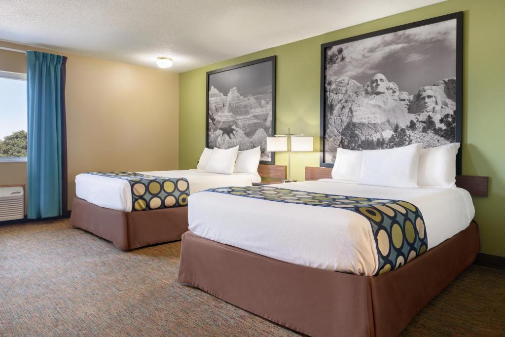 Super 8 by Wyndham Sioux Falls - 