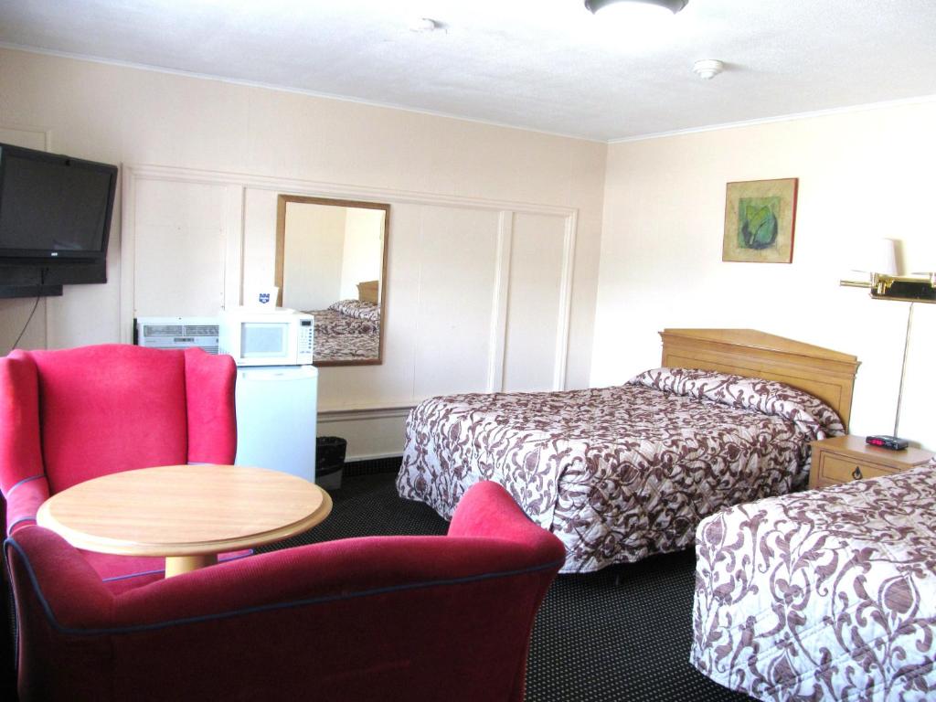 Postel nebo postele na pokoji v ubytování Knights Inn London Ontario