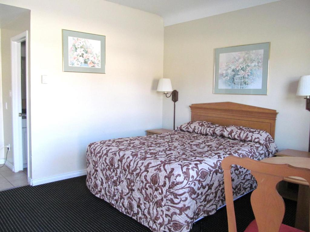 Postel nebo postele na pokoji v ubytování Knights Inn London Ontario