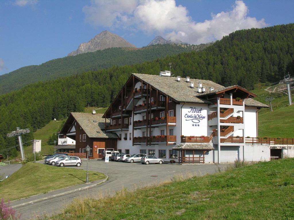 Nespecifikovaný výhled na hory nebo výhled na hory při pohledu z hotelu
