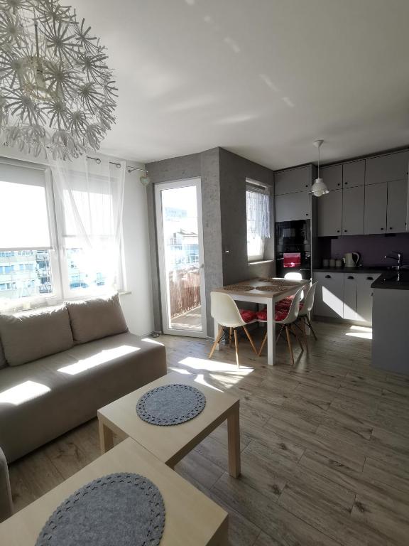 salon z kanapą i stołem w obiekcie Apartament Mieszko Kołobrzeg w Kołobrzegu