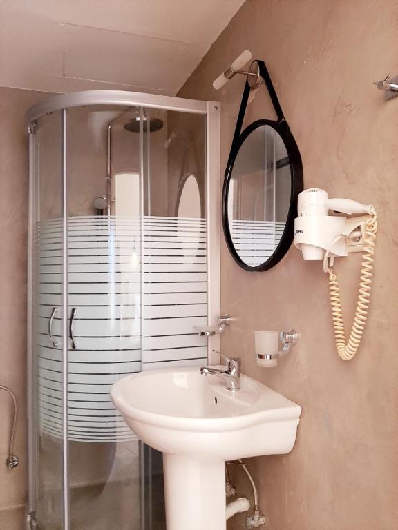Et badeværelse på Areos Polis Boutique Hotel