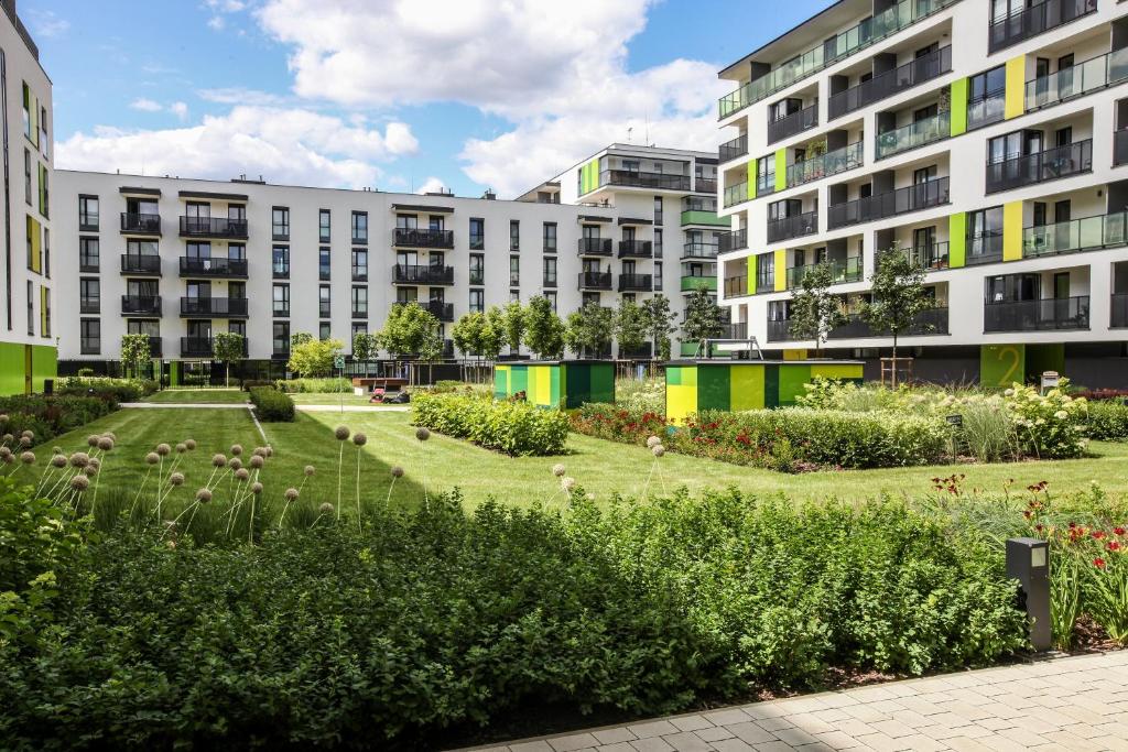 Vonkajšia záhrada v ubytovaní FIRST -- Green Żoliborz Apartment 5