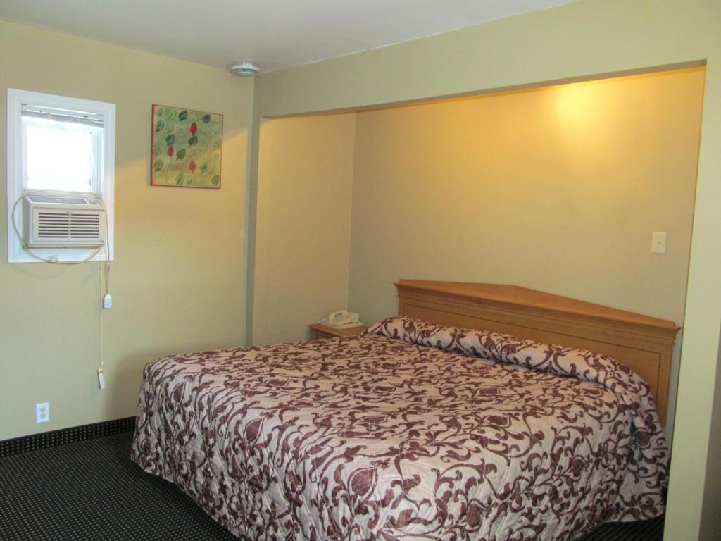 Postel nebo postele na pokoji v ubytování Knights Inn London Ontario