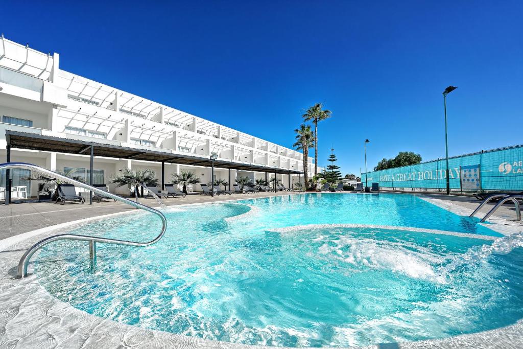 
Het zwembad bij of vlak bij Aequora Lanzarote Suites
