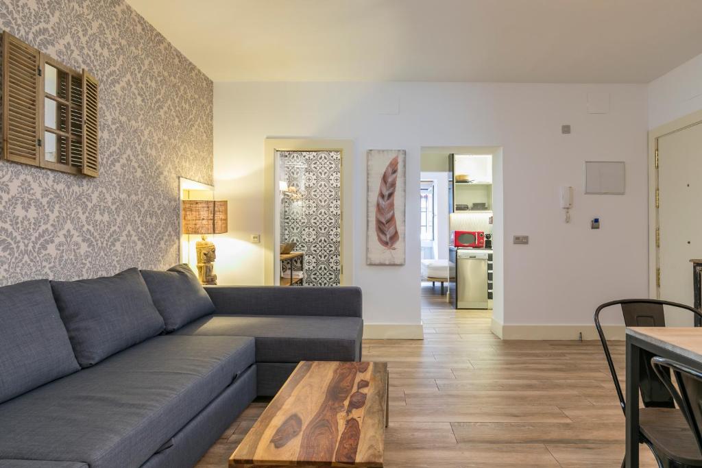 HOMEABOUT DIEGO DE LEÓN Apartment I في مدريد: غرفة معيشة مع أريكة وطاولة