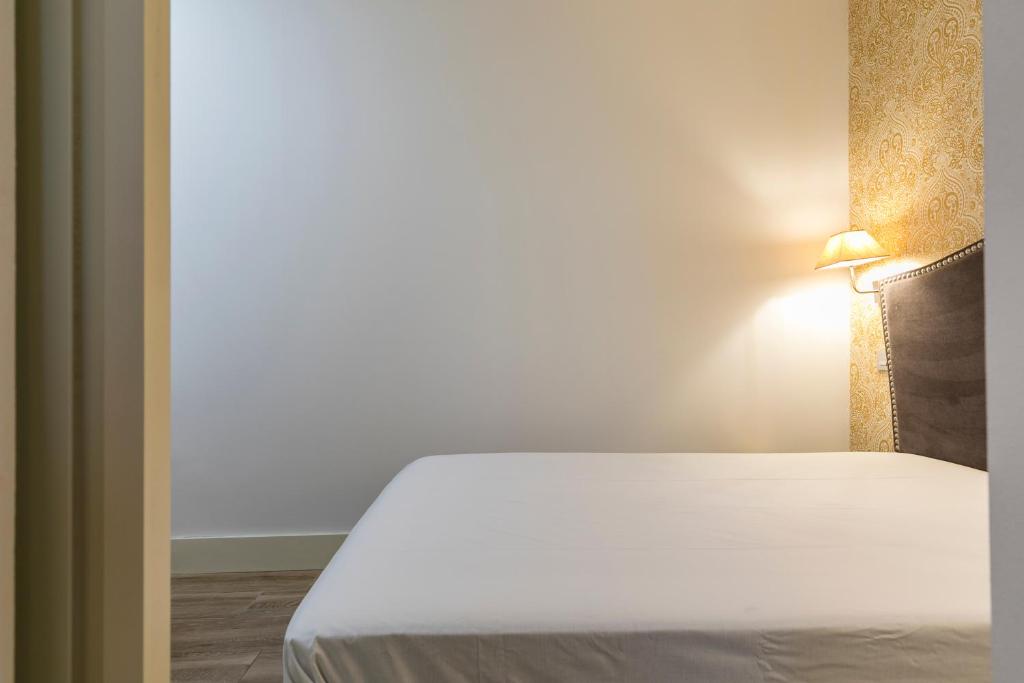 Postel nebo postele na pokoji v ubytování HOMEABOUT DIEGO DE LEÓN Apartment I