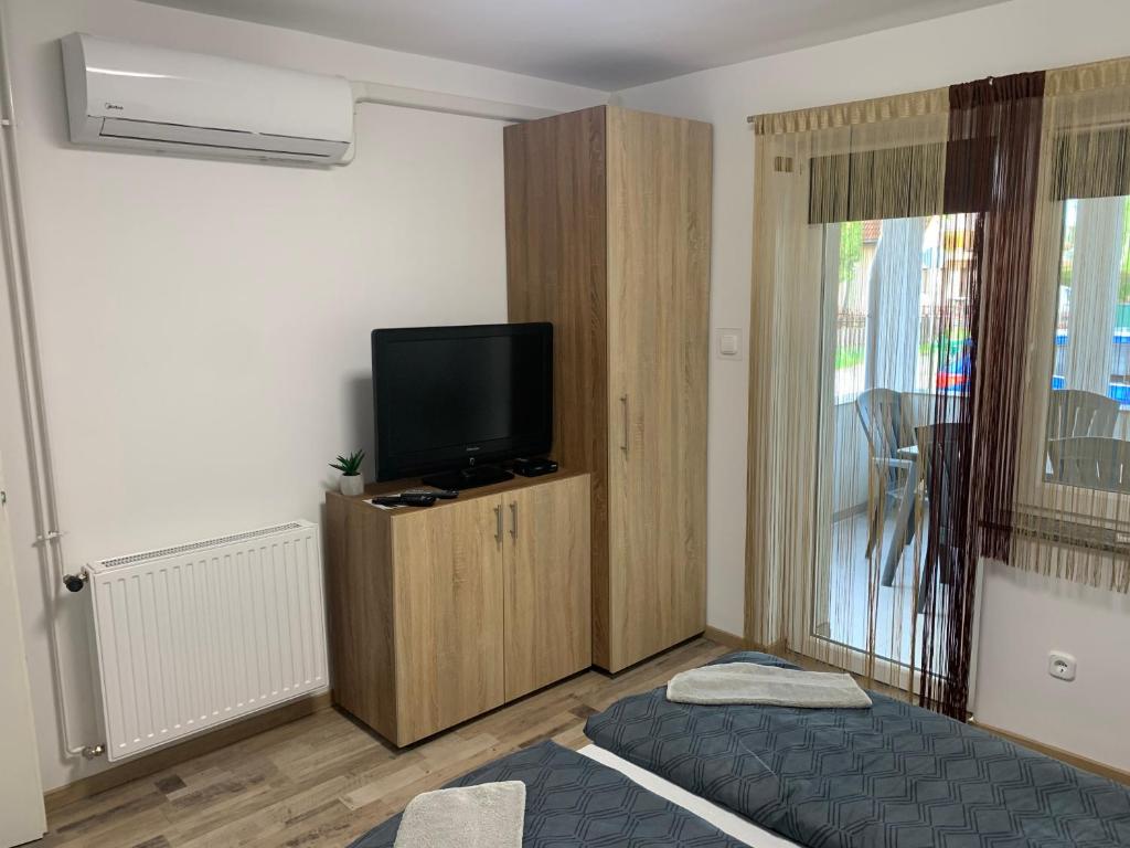Telewizja i/lub zestaw kina domowego w obiekcie Komo Apartment