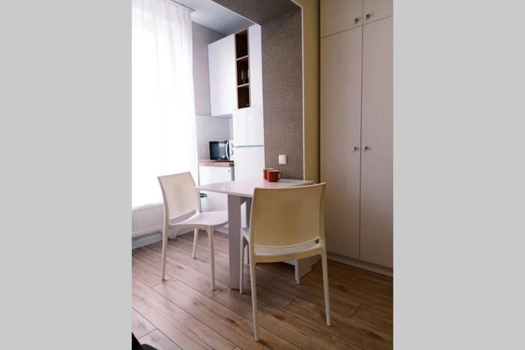uma sala de jantar com mesa e cadeiras em Квартира студия посуточно Южный вокзал 5 минут em Kharkov