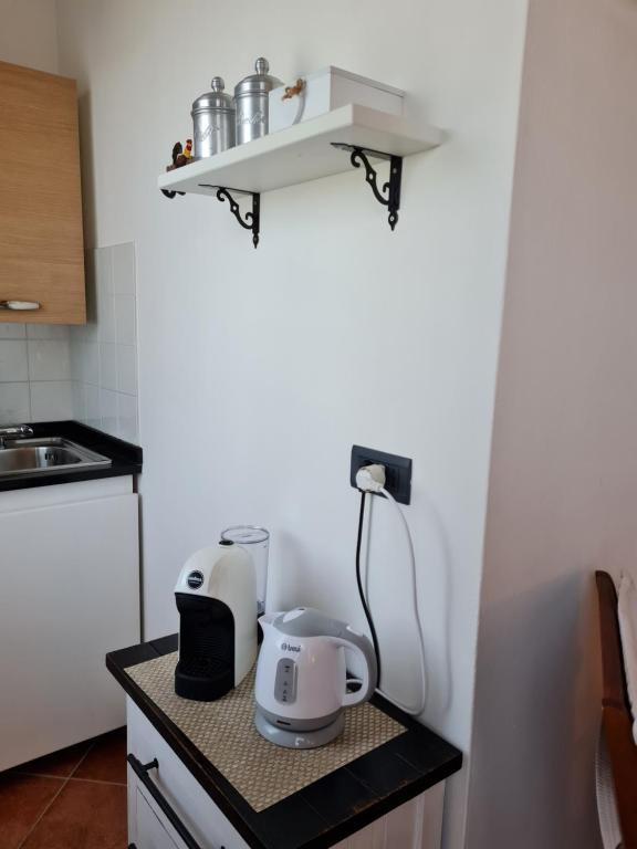 a kitchen with a counter with a appliance on it at Casa Pianta in Cavallino-Treporti