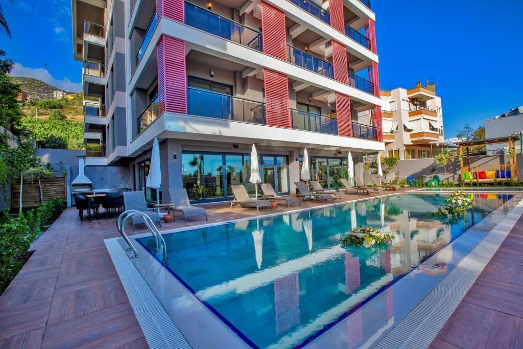 a swimming pool in front of a building at Cleopatra Sultan Residence in Alanya