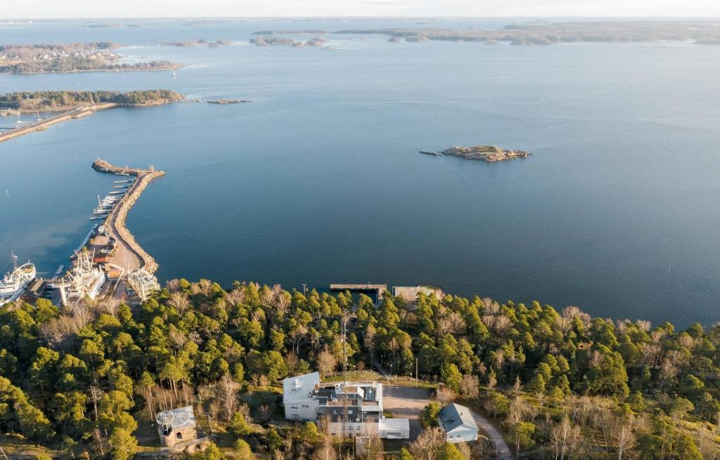 an island in the middle of a large body of water at Hotel Vanha-Merivartioasema in Kotka