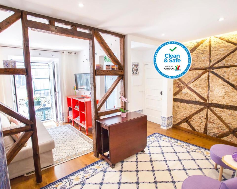 リスボンにあるTypical Bairro Alto Apartment Lisbonの納屋のドアとリビングルームが備わる客室です。