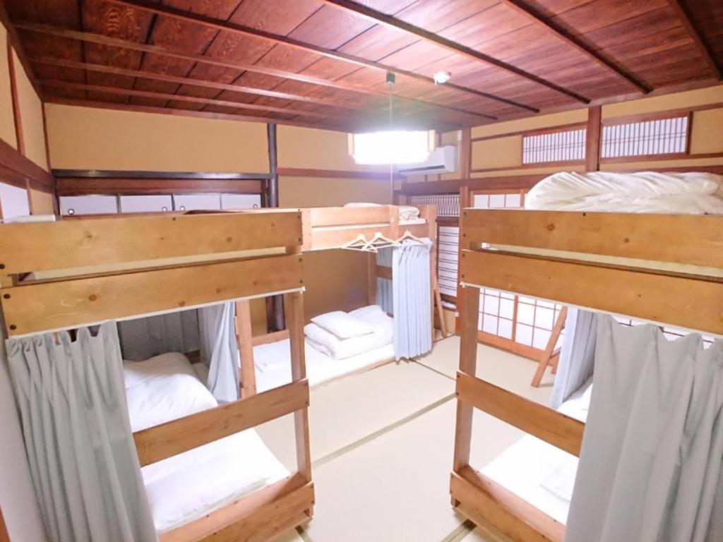 Zimmer mit 3 Etagenbetten in einem Haus in der Unterkunft KINOSAKI KNOT - Vacation STAY 25701v in Toyooka