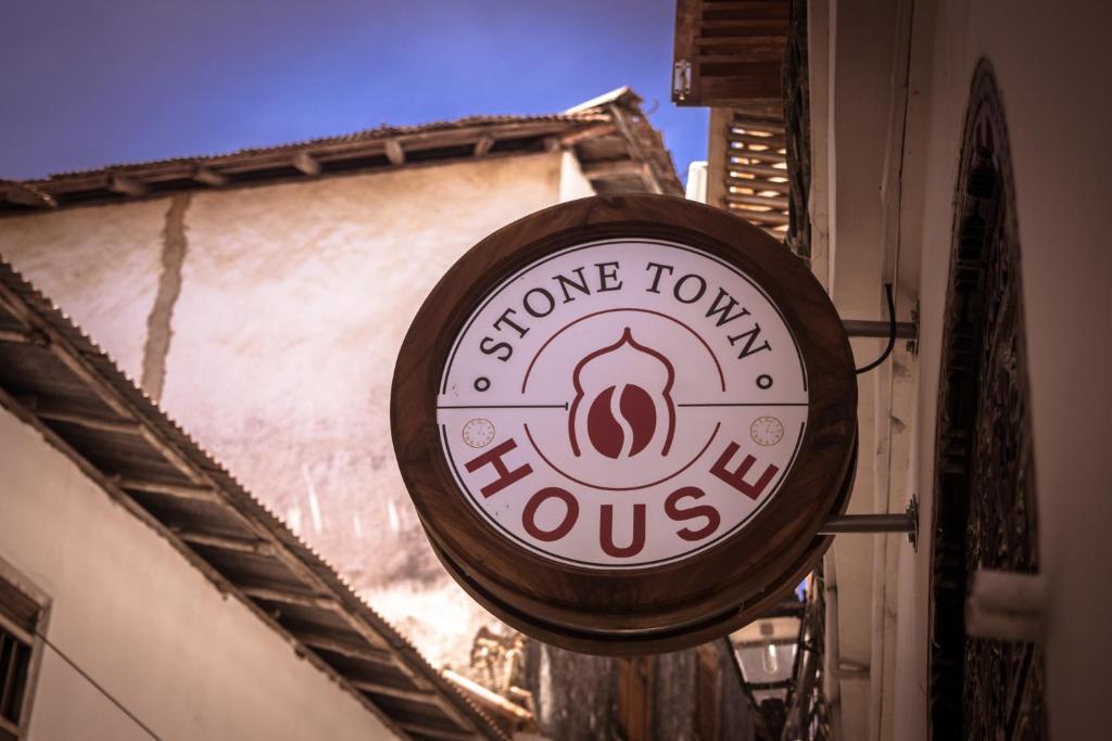 ein Schild für eine Heimatstadt auf der Seite eines Gebäudes in der Unterkunft Stone Town House in Zanzibar City