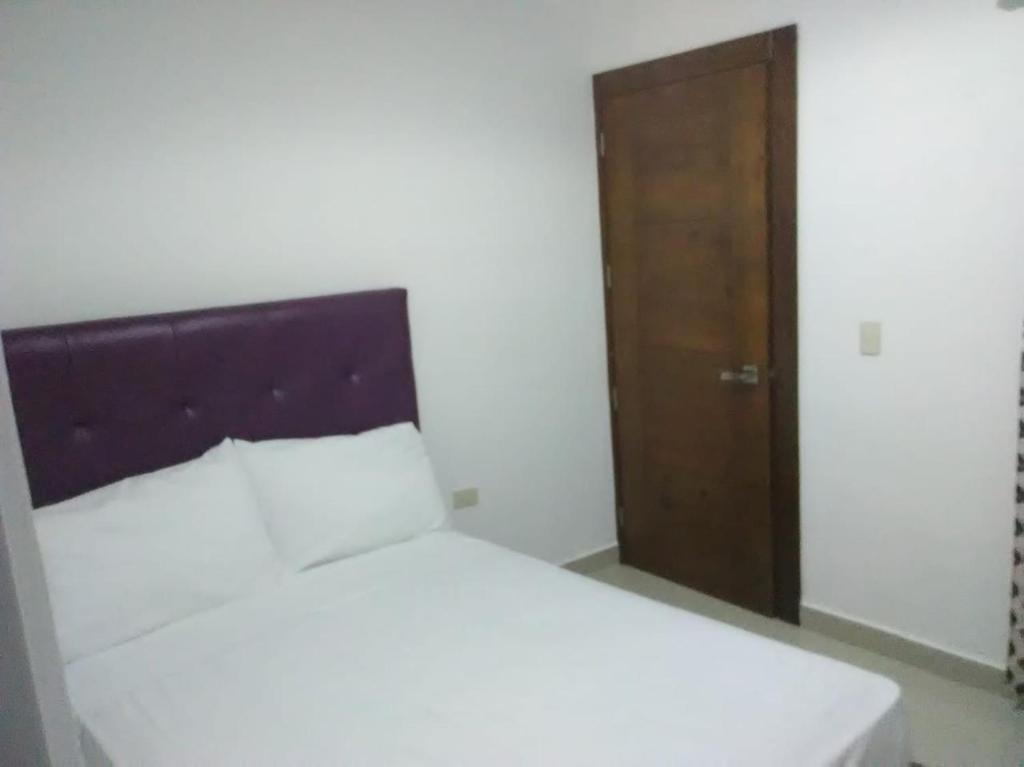 
A bed or beds in a room at Hotel La Democracia
