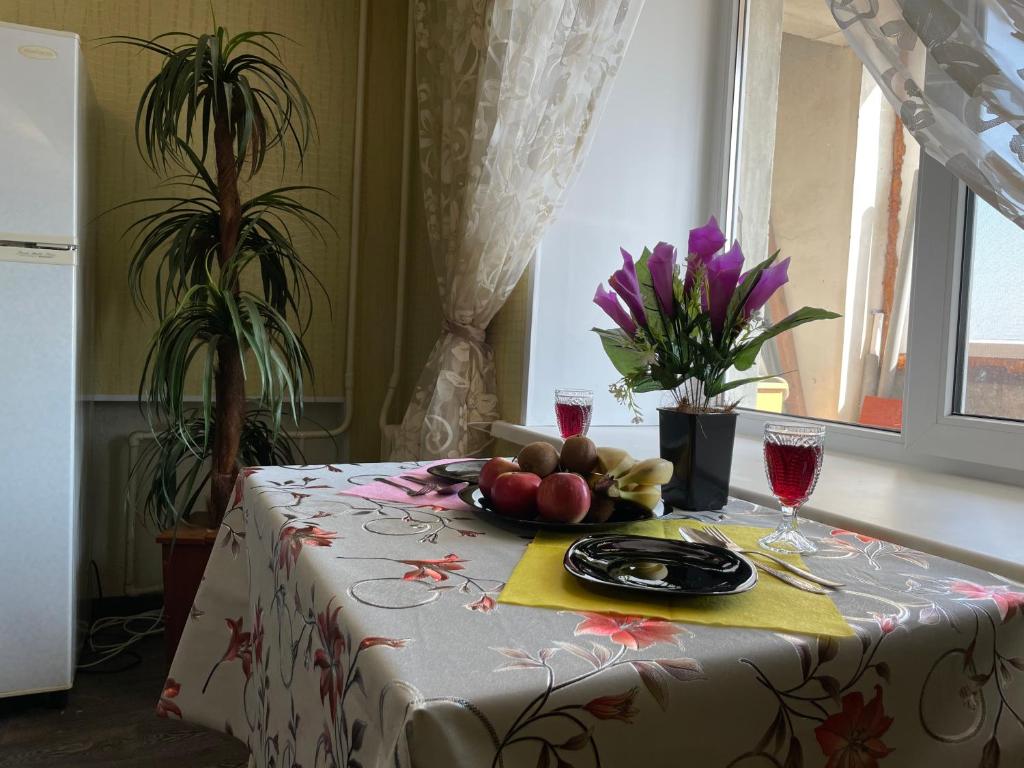 カザンにある1 комнатная квартираの果物盛り付きテーブル