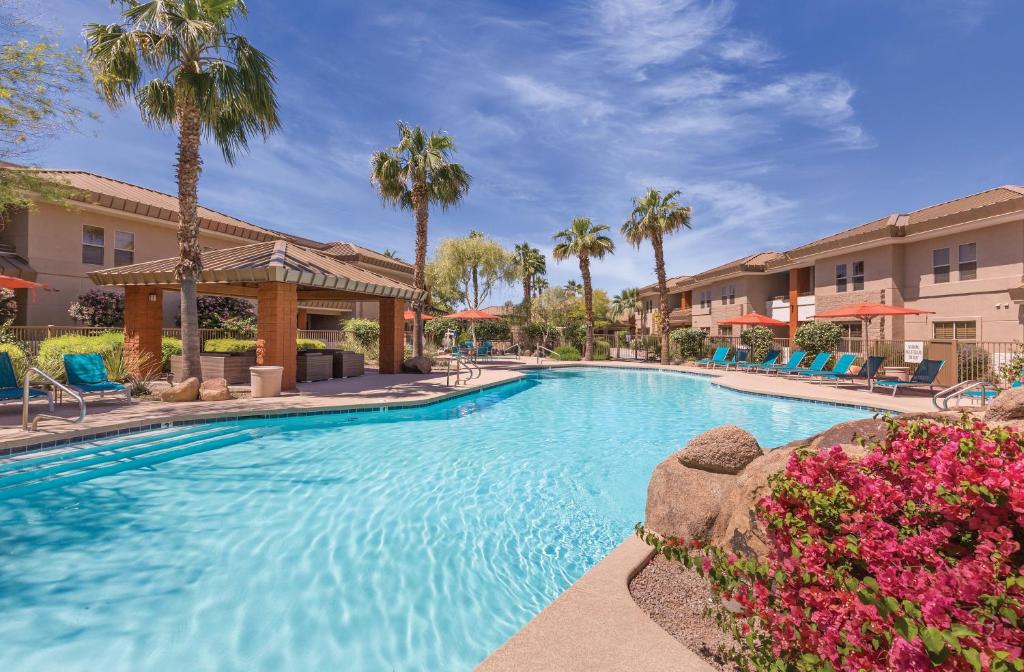 einen Pool in einem Resort mit Palmen in der Unterkunft WorldMark Scottsdale in Scottsdale