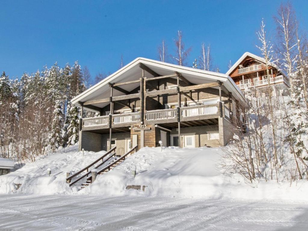 een huis bovenop een met sneeuw bedekte berg bij Holiday Home Hallan paroni a paritalo by Interhome in Hyrynsalmi