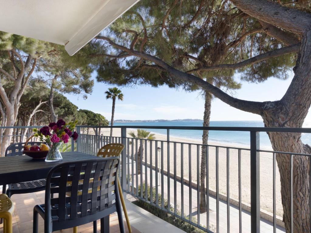 een tafel en stoelen op een balkon met uitzicht op de oceaan bij Apartment Reus Mediterrani by Interhome in Vilafortuny