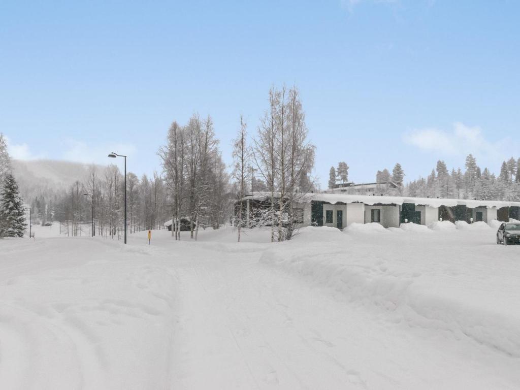 eine schneebedeckte Straße vor einem Gebäude in der Unterkunft Holiday Home Skivillas paljakka 8- - 3mh by Interhome in Kotila