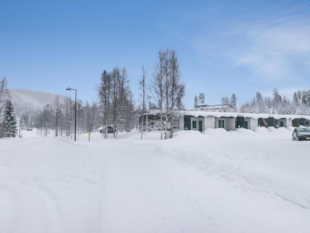 een met sneeuw bedekte straat voor een huis bij Holiday Home Skivillas paljakka 5- - 3mh by Interhome in Kotila