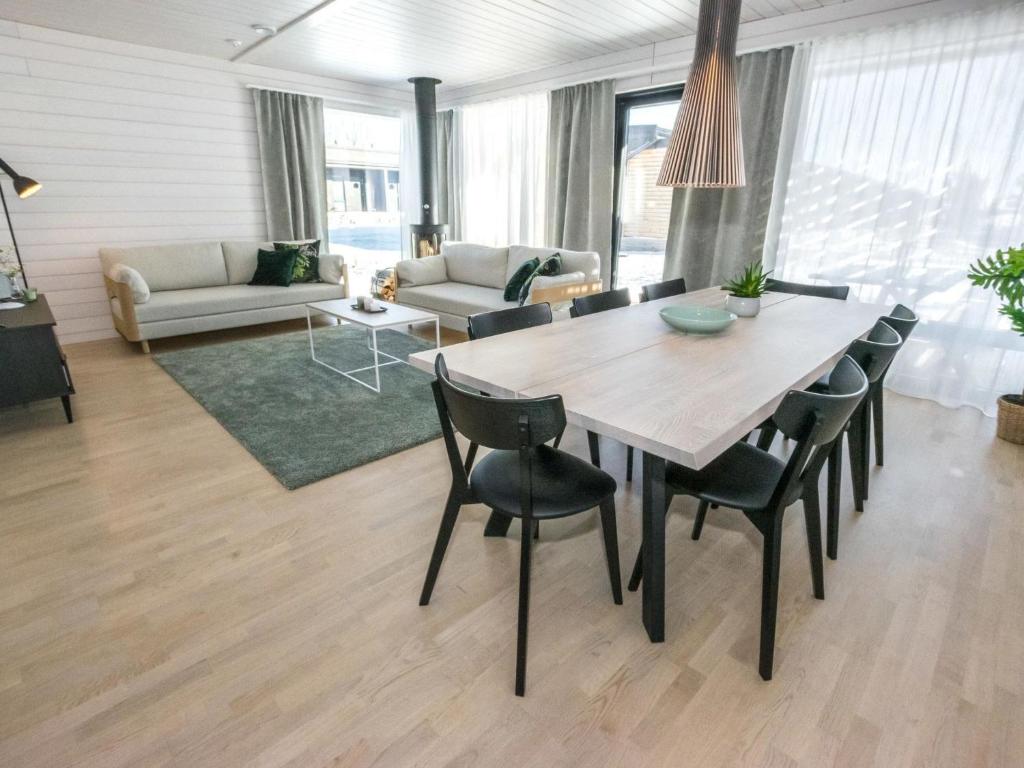 sala de estar con mesa de madera y sillas en Holiday Home Kasnäs marina a 8 by Interhome en Kasnäs