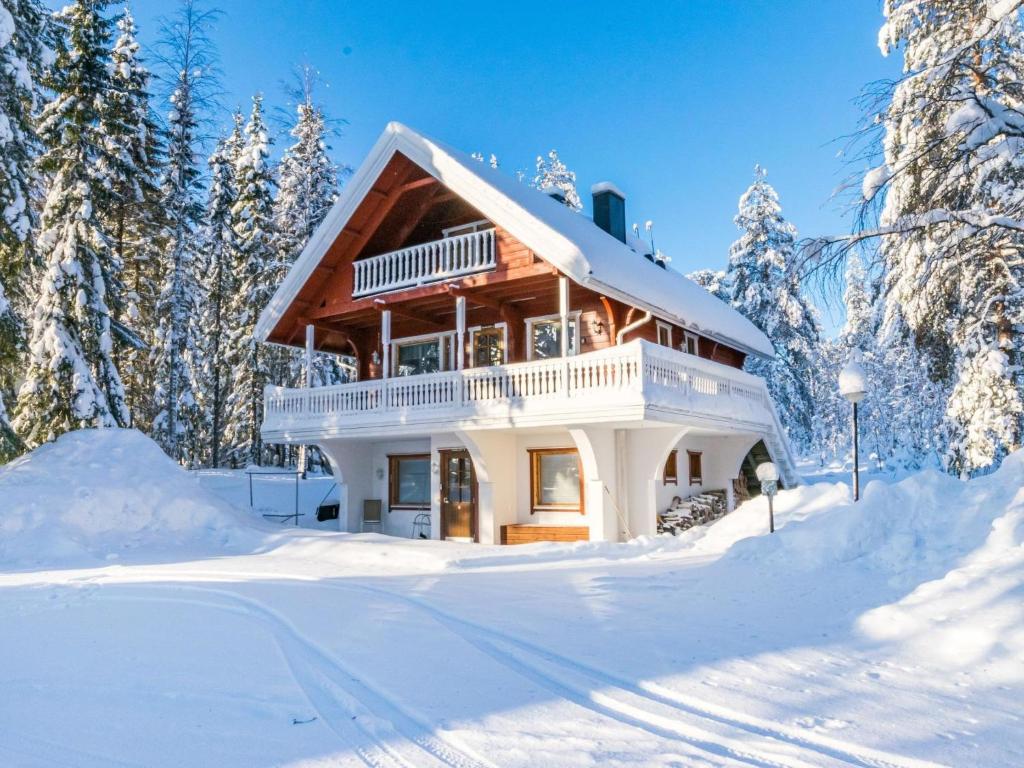 uma casa de madeira na neve com árvores em Holiday Home Kulma-alpit a paritalon yläk by Interhome em Hyrynsalmi