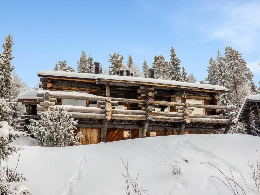 uma cabana de madeira na neve em Holiday Home Sallanhelmi c1 by Interhome em Salla