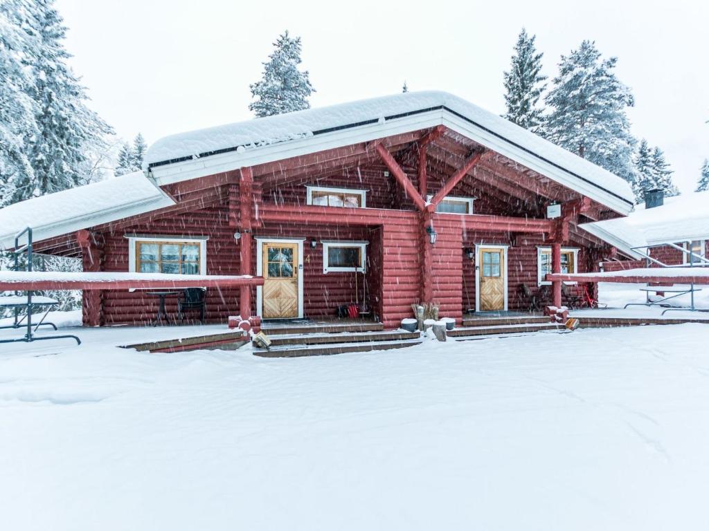 Cabaña de madera con nieve en el suelo en Holiday Home Kultapaljakka 4 by Interhome, en Kotila