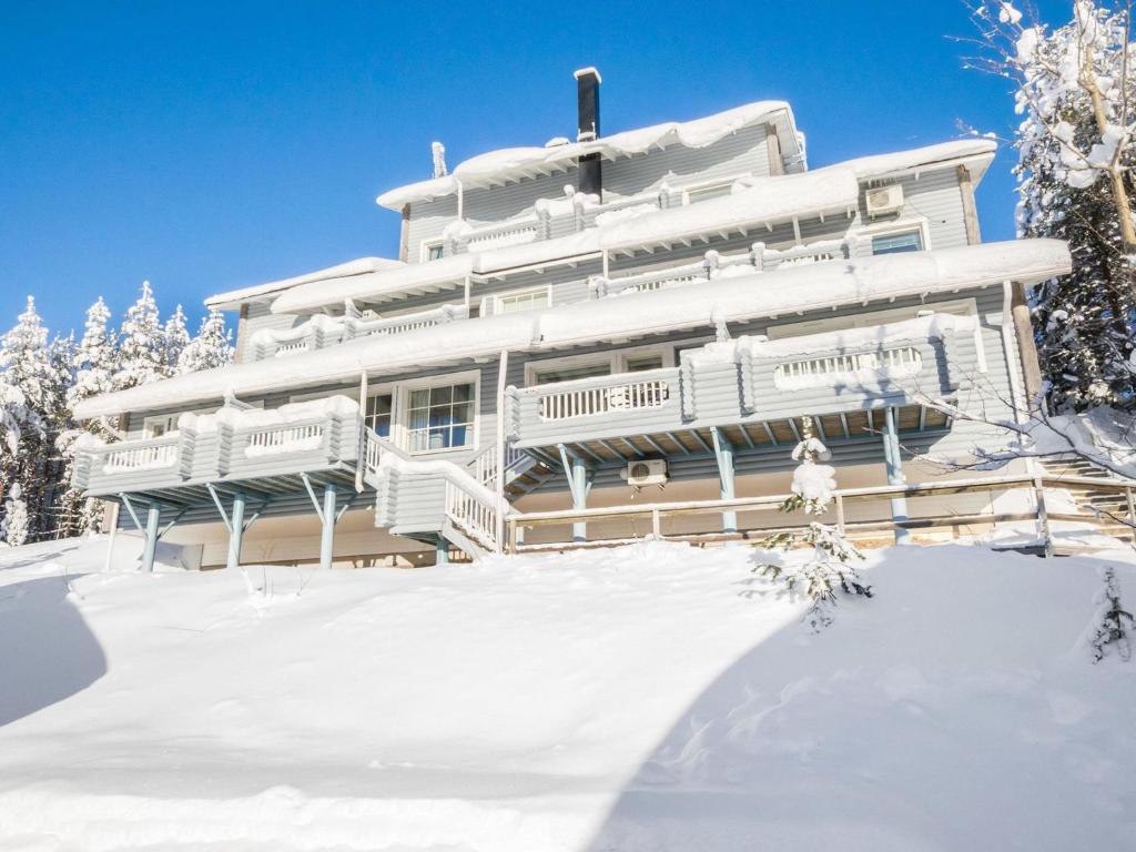 un gran edificio cubierto de nieve en Holiday Home Ukonpuoti b13 kerrostalo by Interhome, en Hyrynsalmi